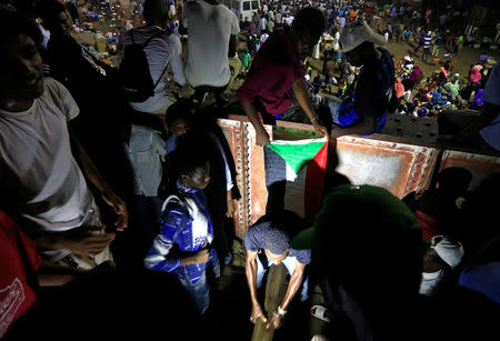 Sudanese protesters attend a demonstration along the streets of Khartoum, Sudan May 22, 2019. REUTERS/Mohamed Nureldin Abdallah