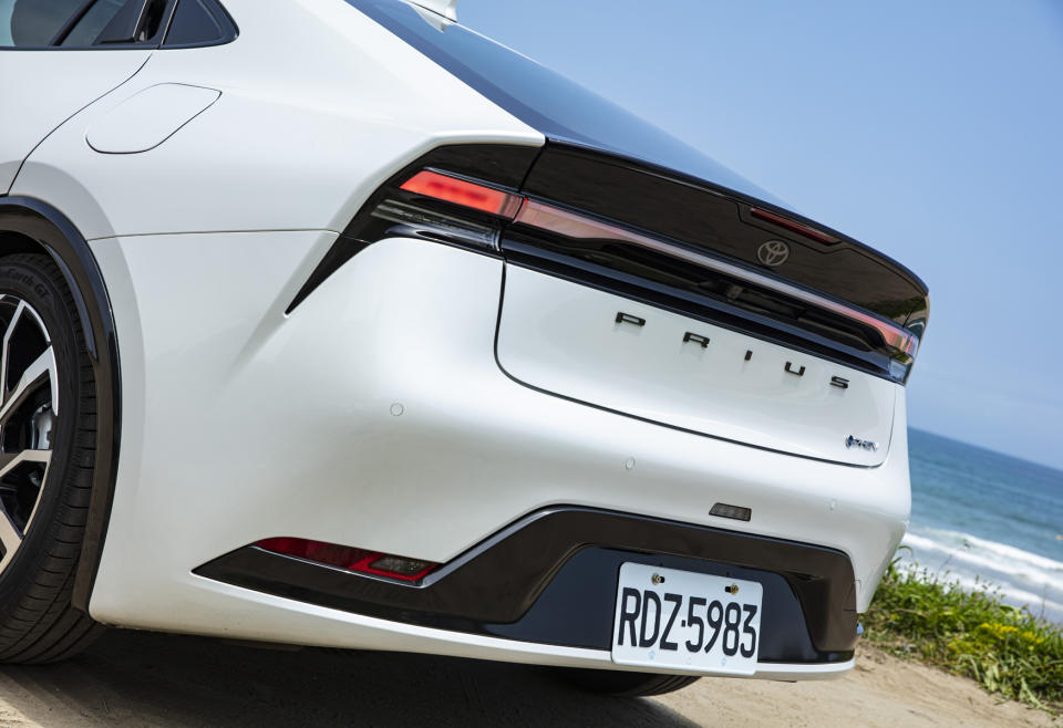 尾燈採貫穿式設計搭配霧灰燈罩，營造出Prius PHEV的科技未來感。