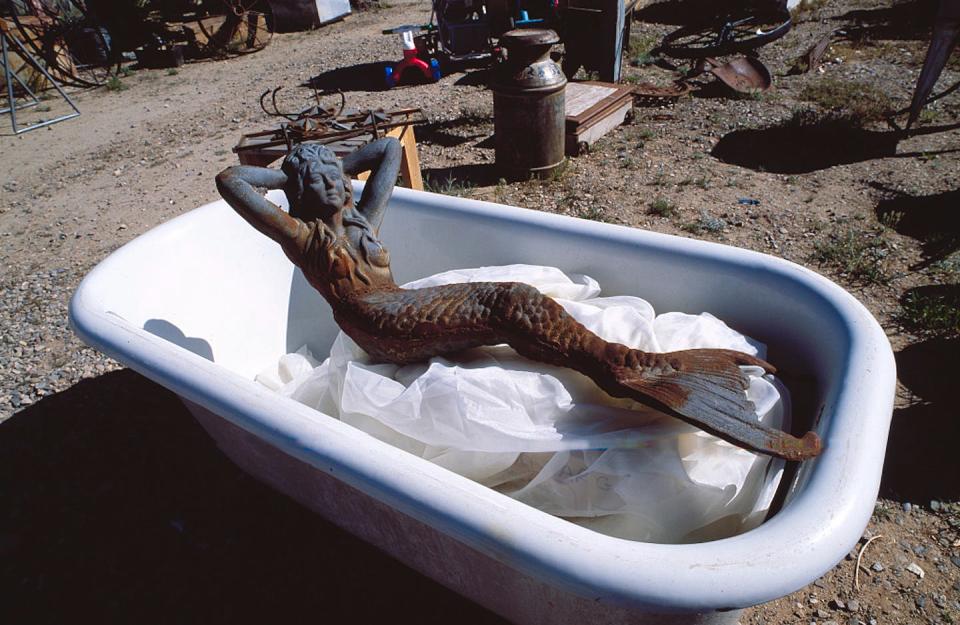 Escultura de una sirena encontrada en una tienda de antigüedades de Arizona (EE. UU.). <a href="https://www.loc.gov/item/2011635809/" rel="nofollow noopener" target="_blank" data-ylk="slk:Carol M. Highsmith / Library of Congress;elm:context_link;itc:0;sec:content-canvas" class="link ">Carol M. Highsmith / Library of Congress</a>