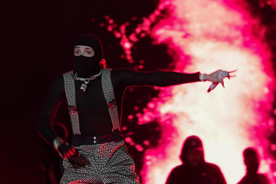 El cantante mexicano Peso Pluma durante su concierto el el Foro Sol de la Ciudad de México el sábado 11 de noviembre de 2023. (Foto AP/Aurea Del Rosario)