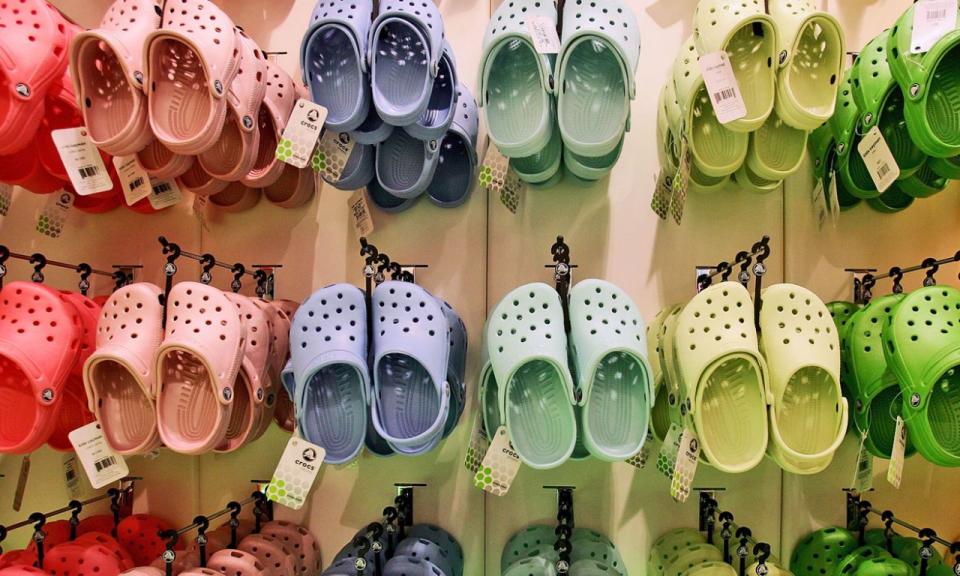 Wanddisplay mit bunten Crocs