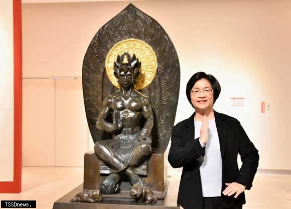 王縣長歡迎大家前來欣賞宮廟藝術展，到美術館廣場前與藝術公仔拍照打卡，就有機會獲得限量小禮物。（記者方一成攝）