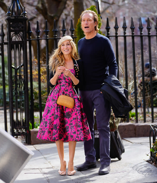 Sarah Jessica Parker and John Corbett on location for 'And Just Like That' Season 2 in March.<p>Photo by Gotham/GC Images)</p>