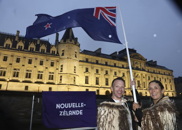 Jo Aleh y Aaron Murray Gate, abanderados del equipo de Nueva Zelanda, ondean la bandera