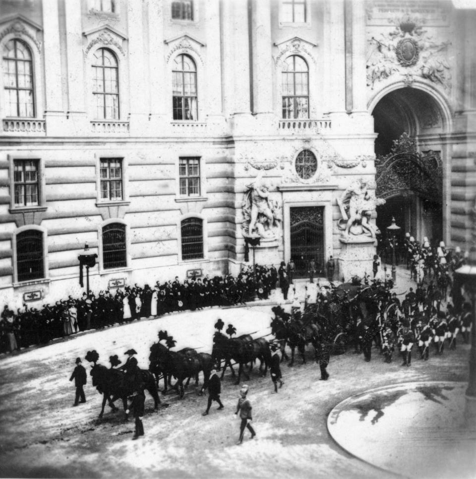 funeral of the empress elisabeth of austria, the funeral procession is leaving the court of the hofburg imperial palace, vienna, photograph, 18th of september 1898