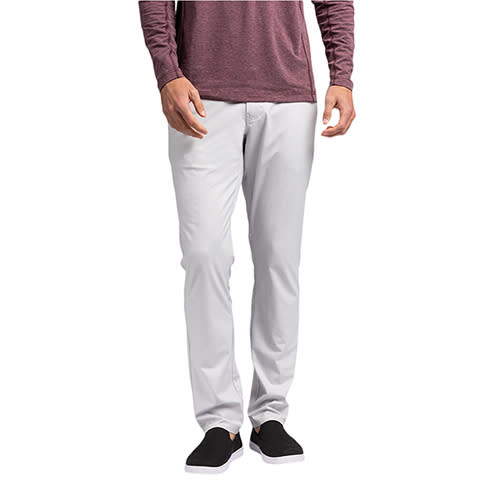 Pantalón de Travis Mathew justo a tiempo