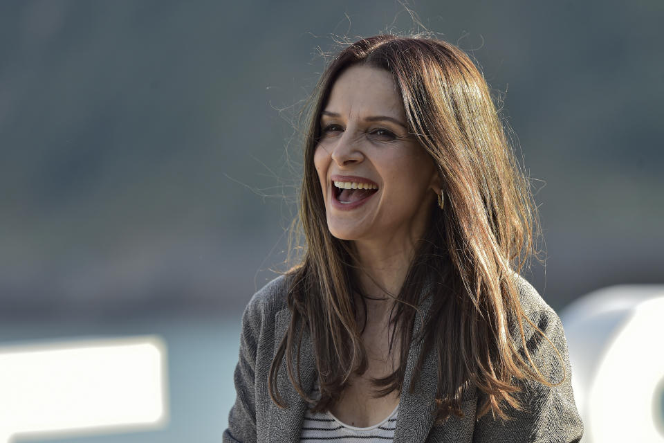 La actriz francesa Juliette Binoche posa durante una sesión fotográfica en la 70ª edición del Festival de Cine de San Sebastián en San Sebastián, España, el domingo 18 de septiembre de 2022. Binoche recibirá el Premio Donostia del festival por su trayectoria. (Foto AP/Álvaro Barrientos)