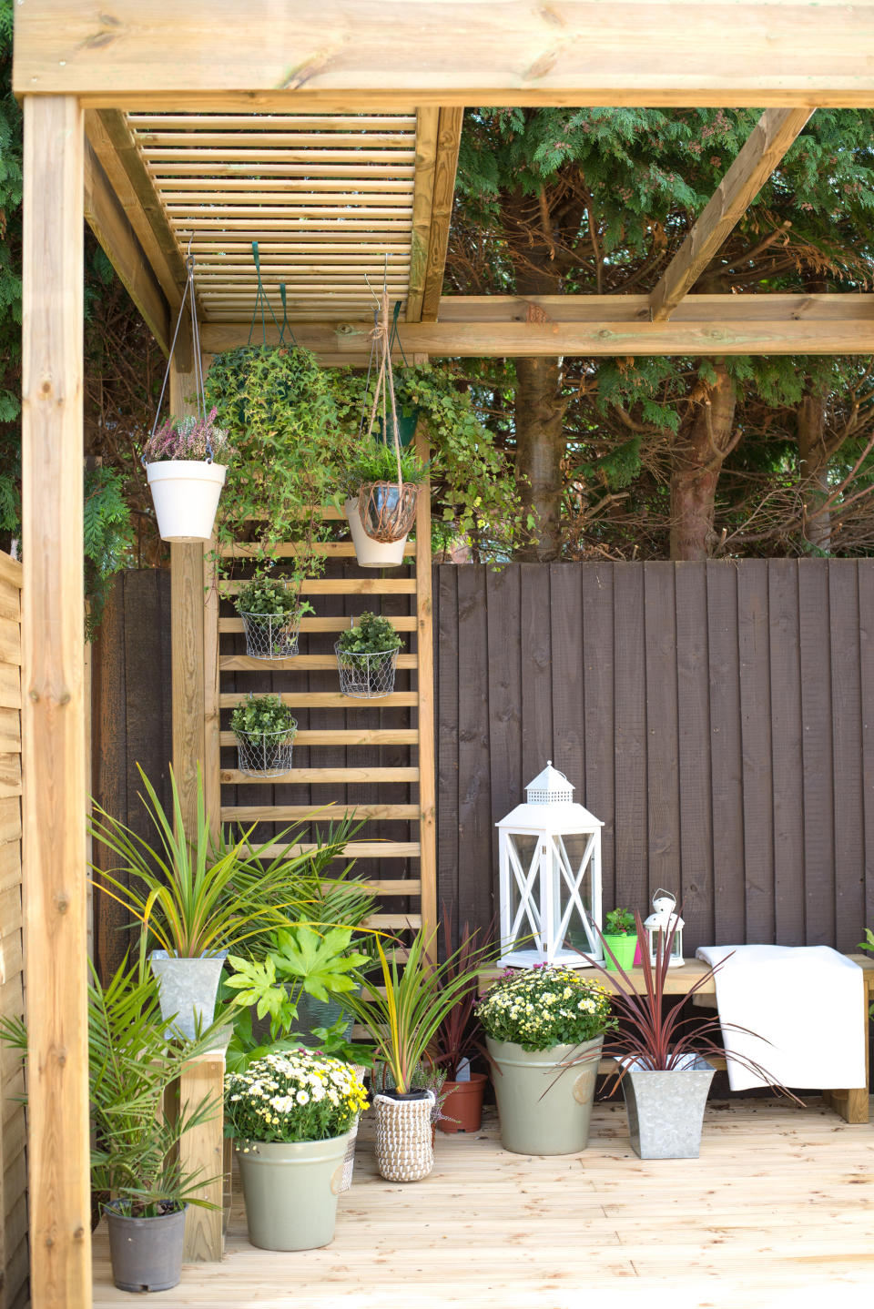 31. INTRODUCE A STYLISH PERGOLA