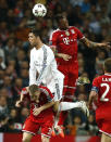 Cristiano Ronaldo del Real Madrid y Jerome Boateng del Bayern Munich saltan para disputar un balón junto Bastian Schweinsteiger del Bayern Munich en las semifinales de la Liga de Campeones el miércoles 23 de abril de 2014. (AP Foto/Andres Kudacki)