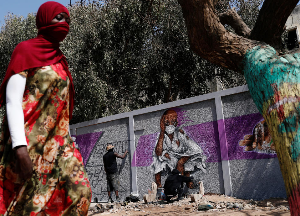 Straßenkünstler erstellen warnende Graffiti zum Coronavirus in Dakar (Bild: Reuters/Zohra Bensemra)