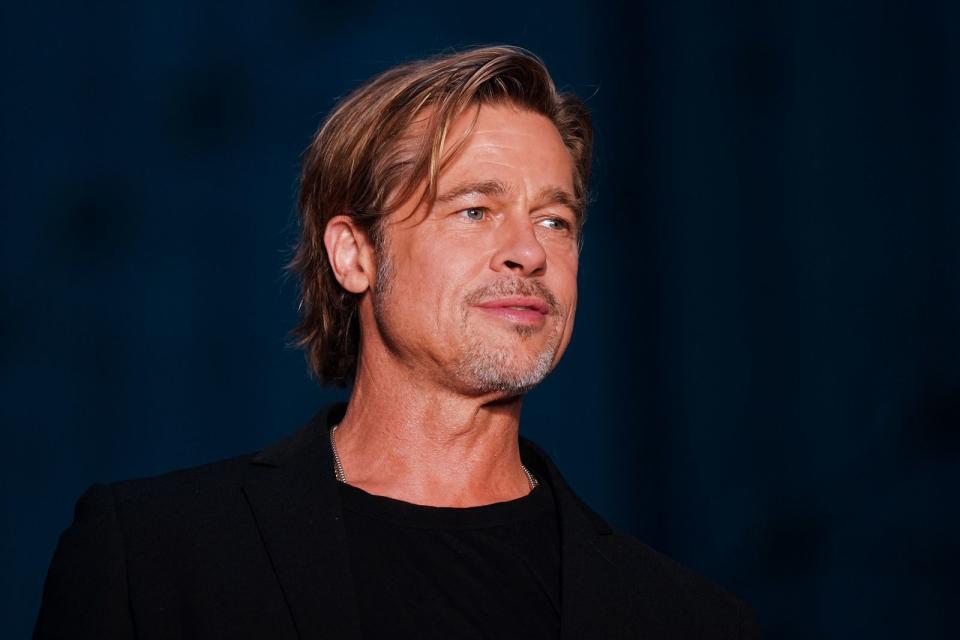 Man mag es sich kaum vorstellen. Aber vor seinem Durchbruch in Hollywood arbeitete Brad Pitt für die Fast-Food-Kette "El Pollo Loco". Allerdings nicht in der Küche. Als überdimensionales Hühnchen verkleidet lief er durch die Straßen und machte Werbung. Außerdem chauffierte er für Geld Stripperinnen zu ihren Auftritten. (Bild: 2019 Getty Images/Ken Ishii)