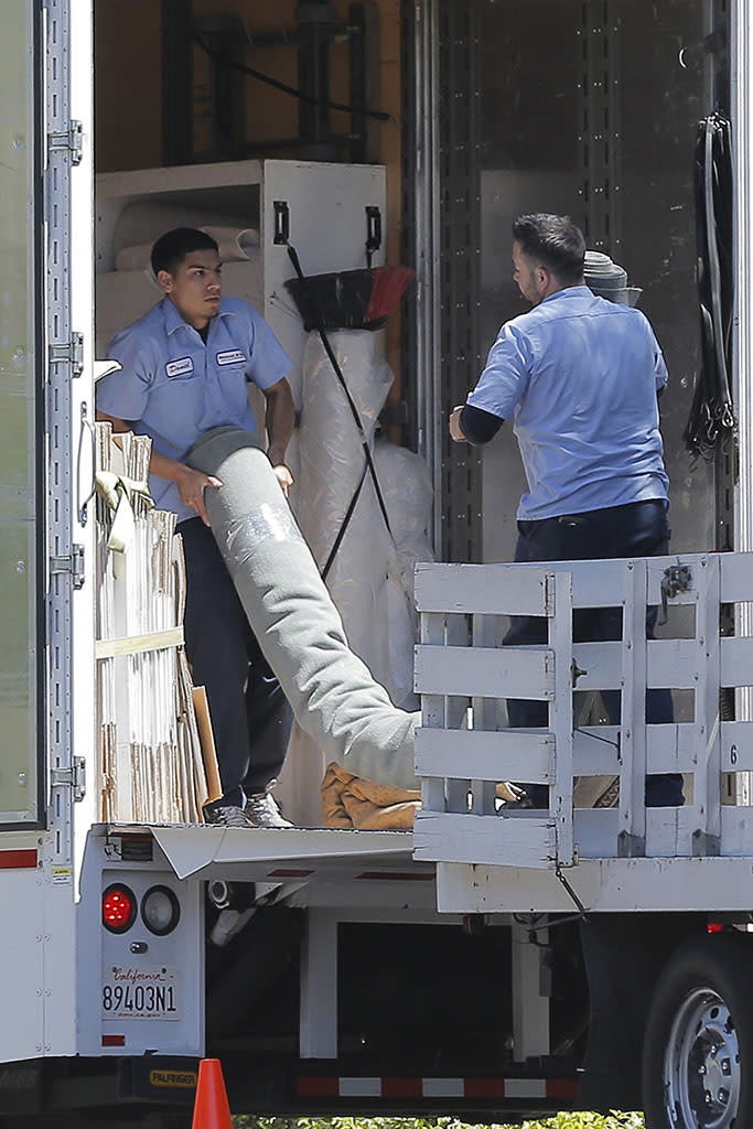 These movers are thought to be taking Ben Affleck's worldly goods -- including this gray rug -- to his new home. (Photo: GRAS/BACKGRID)