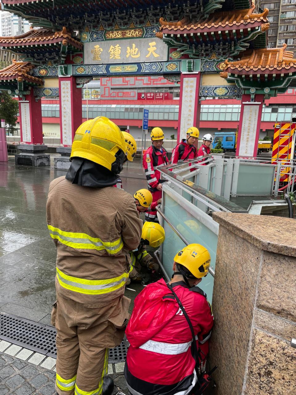 受暴雨影響，黃大仙中心通往黃大仙祠的通道已徹底被洪水淹蓋，下午 1 時許有消防員在現場搶修。