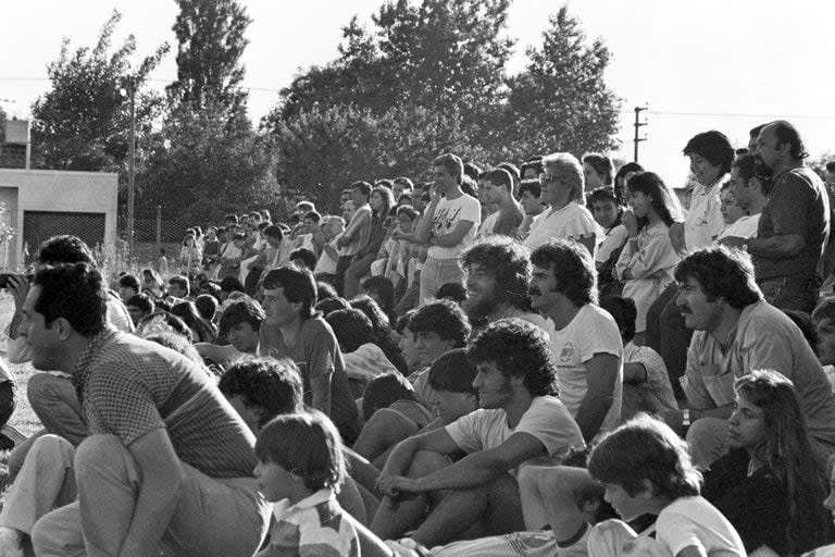 La vieja sede del club GEI, en Grecia y Almagro, recibió más gente que nunca el 23 de noviembre de 1985, para el partido contra Alumni, primer encuentro de rugby femenino de la historia