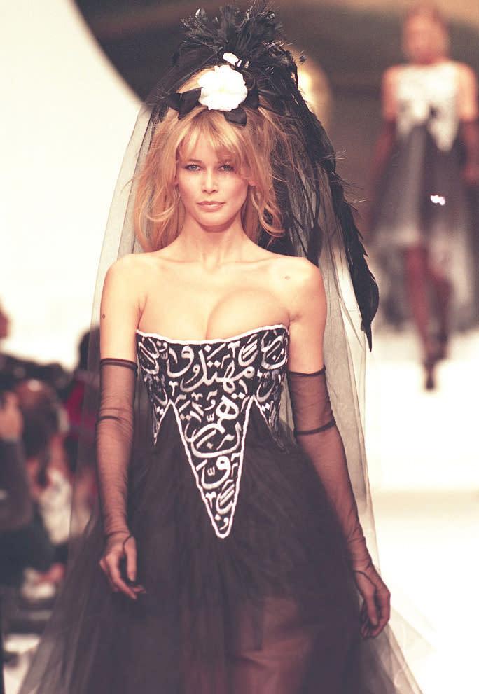 1994 – Autre défilé Chanel, autre tenue surprenante, mais la même Claudia Schiffer au regard hypnotique. L’air décidé, Elle porte fièrement cette robe de mariée revisitée.