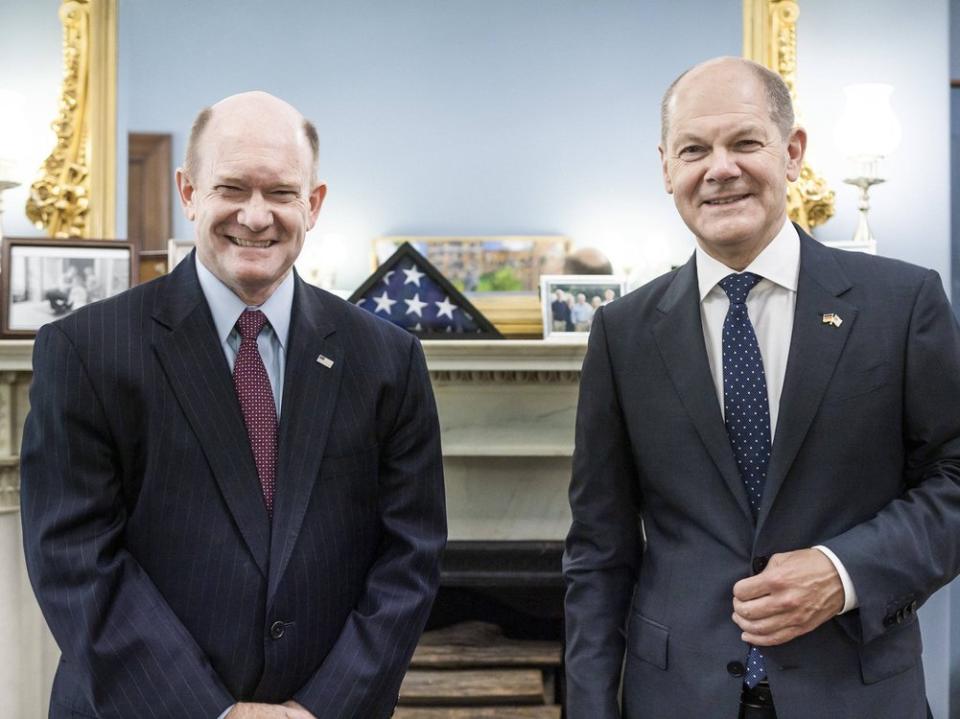 Chris Coons (l.) und Olaf Scholz trafen bereits im Jahr 2021 aufeinander. (Bild: imago/photothek)