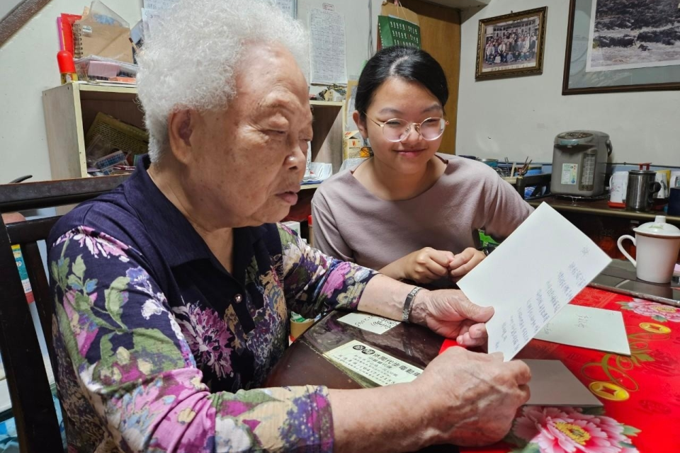 阿桂阿嬤說每週都很期待可以收到筆友的回信(圖片來源：弘道基金會提供)