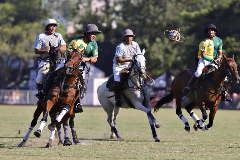 El pato vuelta entre Juan José Storni, la figura de la final, y su compañero Facundo Taberna; San Patricio fue muy superior a Los Montes en Palermo y fue un amplio campeón del Abierto Argentino.