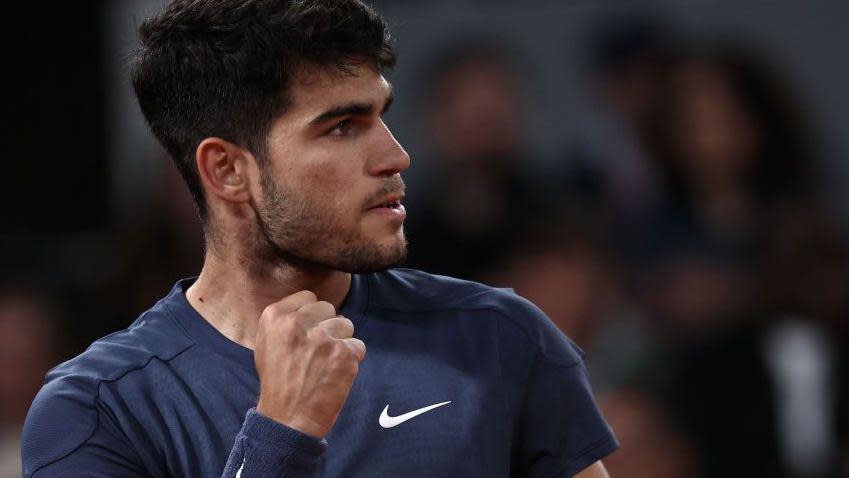 Carlos Alcaraz celebra ganar un punto en el Abierto de Francia