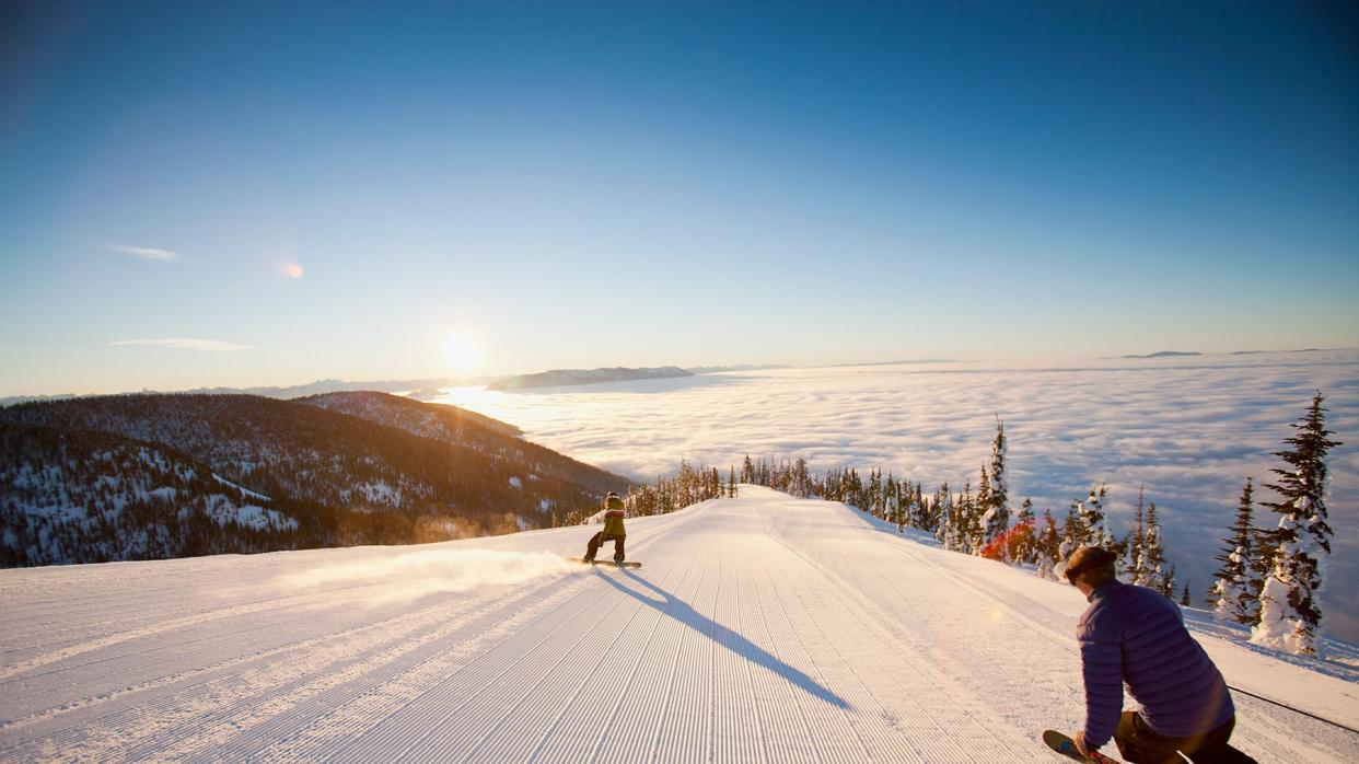 USA, Montana, Whitefish, Tourists on ski slope