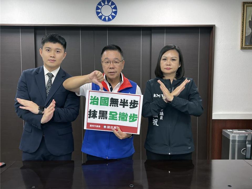 台南市議會民進黨團27日舉行「二尋謝龍介」記者會，國民黨團反批，總預算被退，主要是執政的賴清德政府，不編列農友急需的提高公糧補助預算；台南是農業重鎮，農友全用選票支持民進黨，民進黨怎能這麼無情？（洪榮志攝）