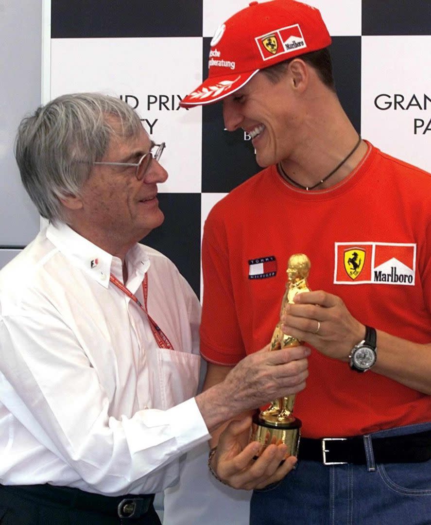 Ecclestone, con el heptacampeón Michael Schumacher; el promotor inglés fue durante casi cuatro décadas el hombre más poderoso de la Fórmula 1, es decir, del automovilismo.