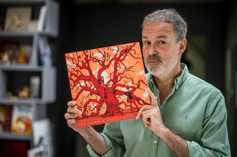 Le dessinateur suisse Philippe Chappuis, connu sous le nom de Zep, montre le disque vinyle de son dernier album "Automatic Songs", lors d'un entretien avec l'AFP à Genève, le 1er mai 2024 (Fabrice COFFRINI)