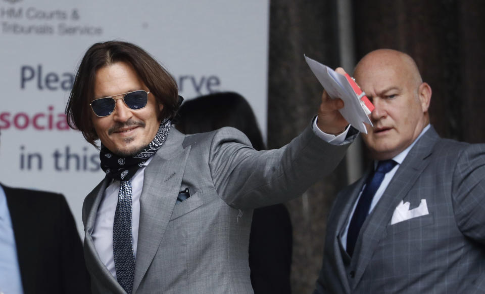 El actor Johnny Depp llega al Tribunal Supremo en Londres el jueves 20 de julio del 2020. Depp demandó a la editora de The Sun, News Group Newspapers, y al editor ejecutivo del tabloide, Dan Wootton, por un artículo de abril de 2018 que lo llamó "marido golpeador". La defensa de The Sun se basa en 14 alegatos de violencia de su exesposa, Amber Heard. Depp los niega todos. (AP Foto/Alastair Grant)