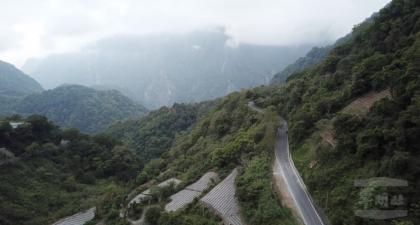 中橫公路沿途蒼鬱森林，景色壯闊。（軍聞社記者林澤廷攝）