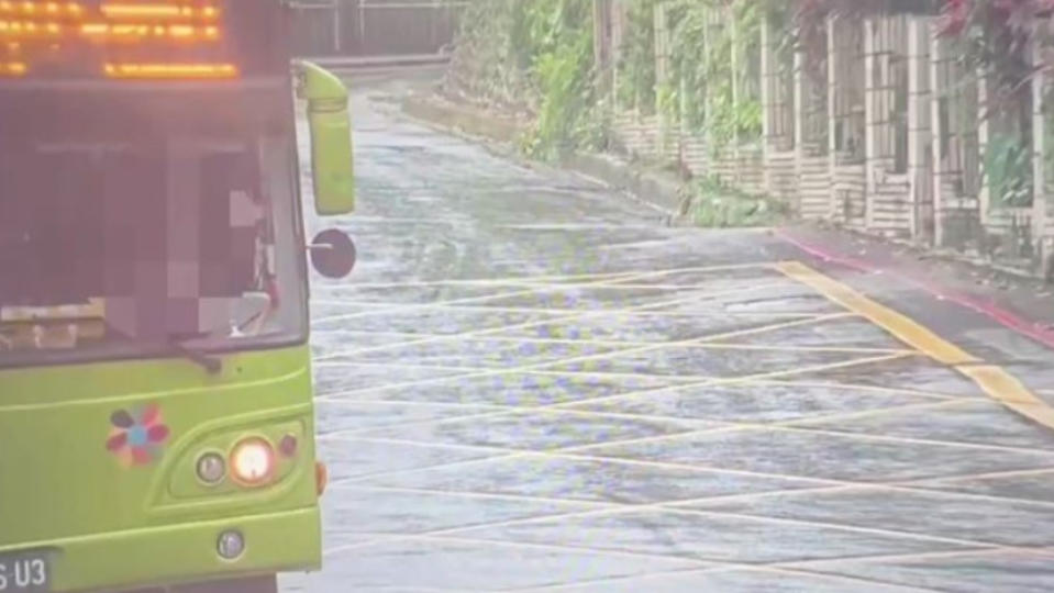 一名中年女子潛入台北市信義區一處公車總站，偷把車開往南港區。翻攝網路