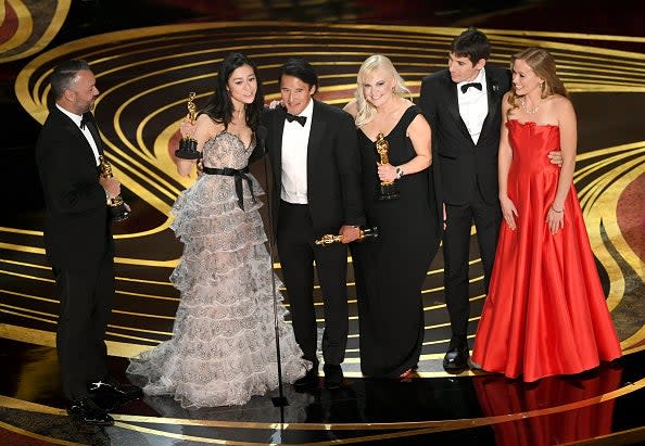 <span class="article__caption">In Hollywood, (L-R): Evan Hayes, Elizabeth Chai Vasarhelyi, Jimmy Chin, Shannon Dill, Alex Honnold and Sanni McCandless as Free Solo wins Documentary Feature award during the 91st Annual Academy Awards February 24, 2019 in Hollywood, California. (Photo by Kevin Winter/Getty Images)</span>