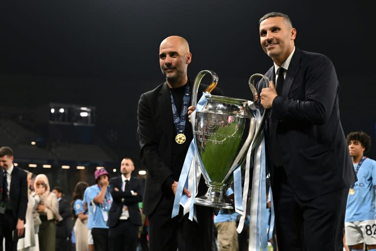 El presidente y el entrenador del Manchester City Khaldoon Al Mubarak (drcha.) y Pep Guardiola, respectivamente, sostienen el trofeo de la Liga de Campeones tras la final contra el Inter de Milán jugada en Estambul el 10 de junio de 2023 (Paul Ellis)