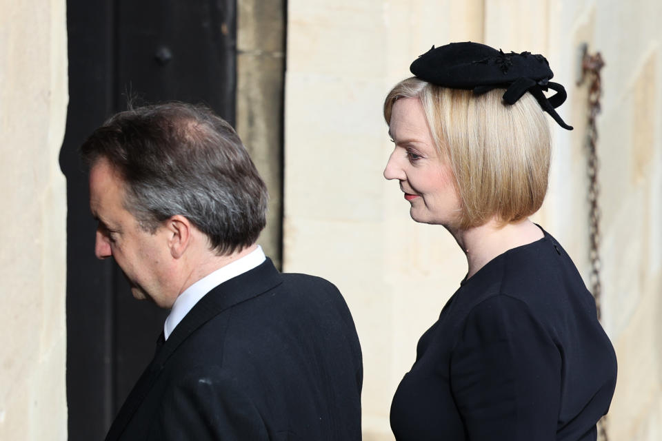 La Primera Ministra Liz Truss y su esposo Hugh O'Leary llegan a la Abadía de Westminster para el funeral de la Reina Isabel.  (PENSILVANIA)