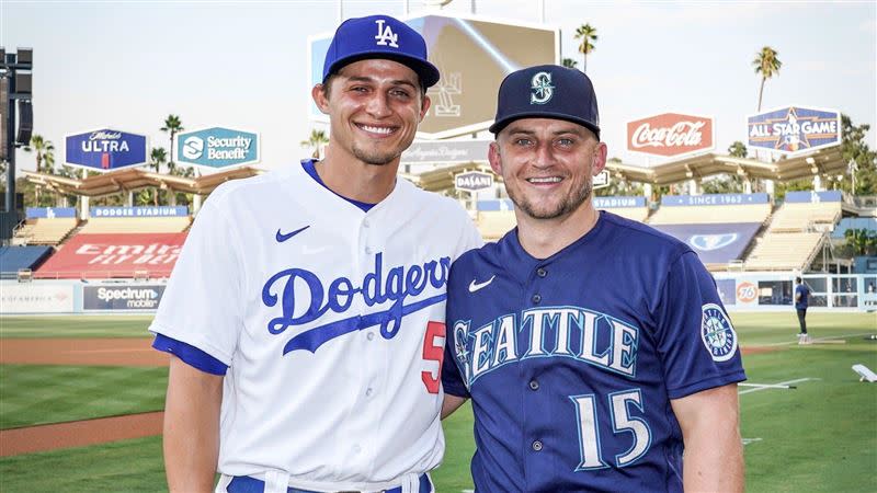 席格（Corey Seager、Kyle Seager）兄弟首次在場上對決先後開轟寫紀錄。（圖／翻攝自道奇推特）