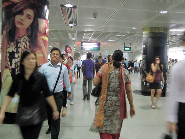 Commuters plying the walkways between the North East and North South lines at Dhoby Ghaut station. (Yahoo! photo/Jeanette Tan)