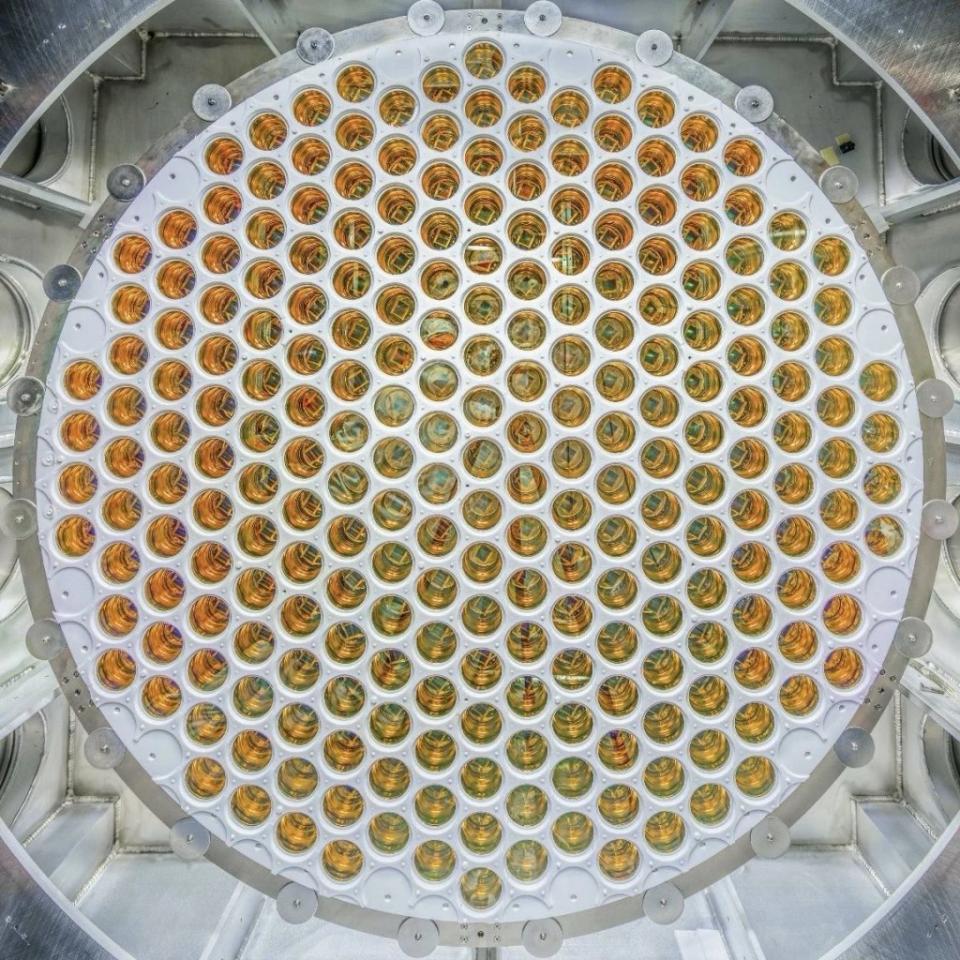 LUX-ZEPLIN暗物質探測器裝有494個充滿氙氣的感光器，能夠捕捉來自遙遠太空的單一光子。（圖／LUX-ZEPLIN Experiment）
