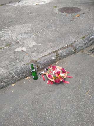 Offrande à Exu dans une rue de Rio. Photo ChP