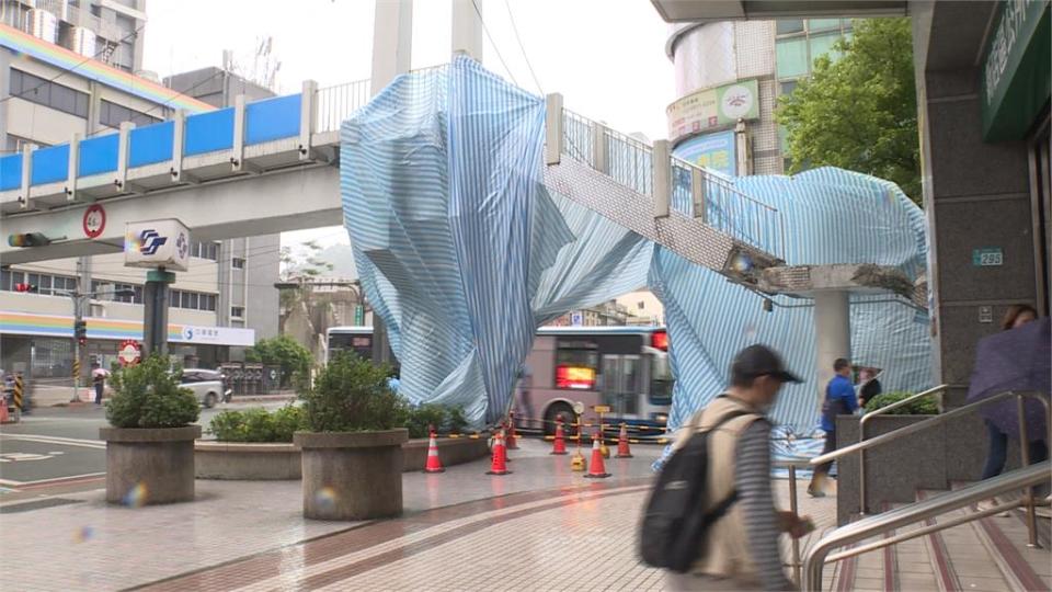 獨家！新店區公所外陸橋拆除　沒放禁入告示民眾冒險通行