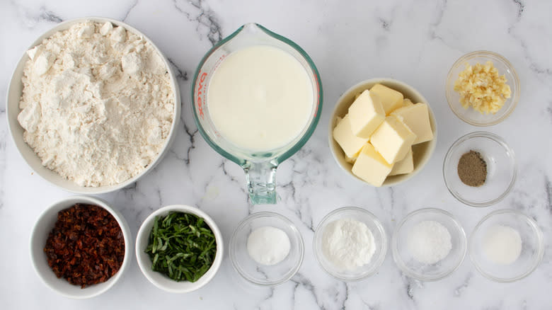 basil tomato biscuit ingredients