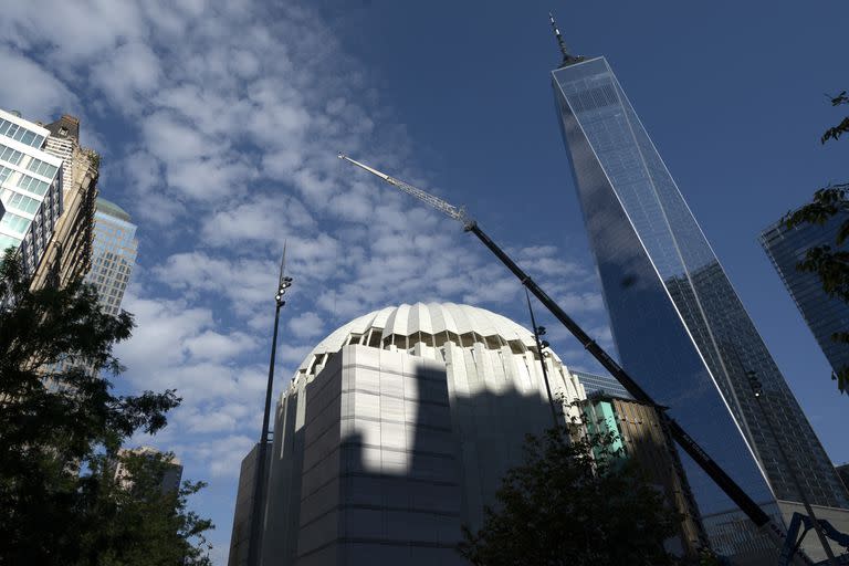 Foto de la nueva iglesia de San Nicolás (todavía bajo construcción), con la torre de One World Trade Center --el edificio más alto de Nueva York-- de fondo en la zona cero. Foto del 8 de septiembre del 2021. (AP Photo/Mark Lennihan)