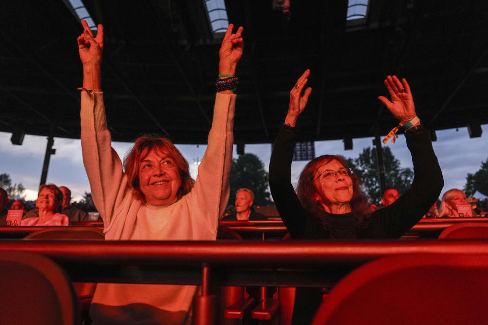 Beverly "Cookie" Grant, izquierda, y Ellen Shelburne ven a George Thorogood & The Destroyers actuar en el Centro para las Artes Bethel Woods, sede de la Feria de Arte y Música de Woodstock, el viernes 14 de junio de 2024 en Bethel, Nueva York. (Foto AP/Julia Nikhinson)