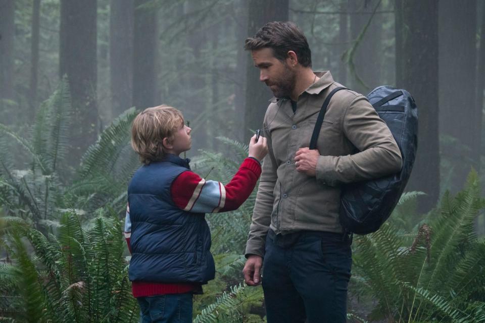 Beim Sprücheklopfen kann der große Adam (Ryan Reynolds) sich selbst als Kind (Walker Scobell) nicht mehr viel beibringen. (Bild: Doane Gregory/Netflix )