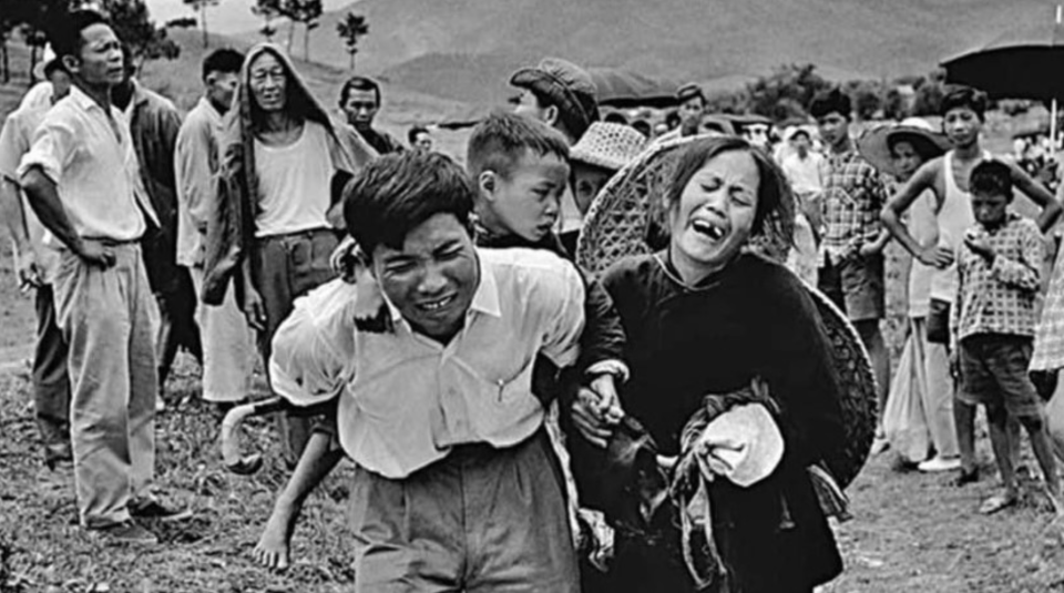 陳橋在 1962 年曾經到北區採訪，其中一張夫婦大哭的照片，成為了「逃港潮」的經典照片之一。當時一名香港工人葉先生在邊境附近迎接偷渡來港的妻子和小孩，但偷渡的兩人懷疑被捉到，交涉後只准讓小孩留下，妻子要返回內地。（攝 / 陳橋）