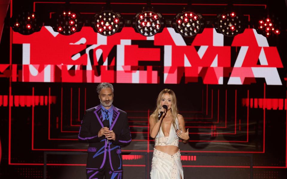 Die 2022 von Taika Waititi und Rita Ora moderierten MTV Europe Music Awards fanden in Düsseldorf statt. Die diesjährige Verleihung in Paris wurde nun abgesagt. (Bild: 2022 Getty Images/Andreas Rentz)