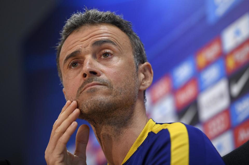 El entrenador del Barcelona, Luis Enrique, escucha una pregunta en una rueda de prensa celebrada en la ciudad deportiva del club, en Sant Joan Despí, España, el 16 de abril de 2016 (AFP/Archivos | Lluis Gené)