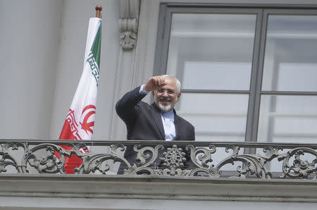 Iranian Foreign Minister Javad Zarif stands on the balcony of Palais Coburg, the venue for nuclear talks in Vienna, Austria, July 2, 2015. REUTERS/Leonhard Foeger