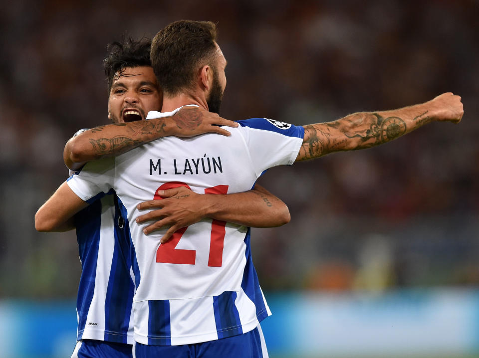 Miguel Layún celebra un gol con 'Tecatito' Corona en juego de Champions League entre el Porto y Roma. Foto Archivo por Giuseppe Bellini/Getty Images.