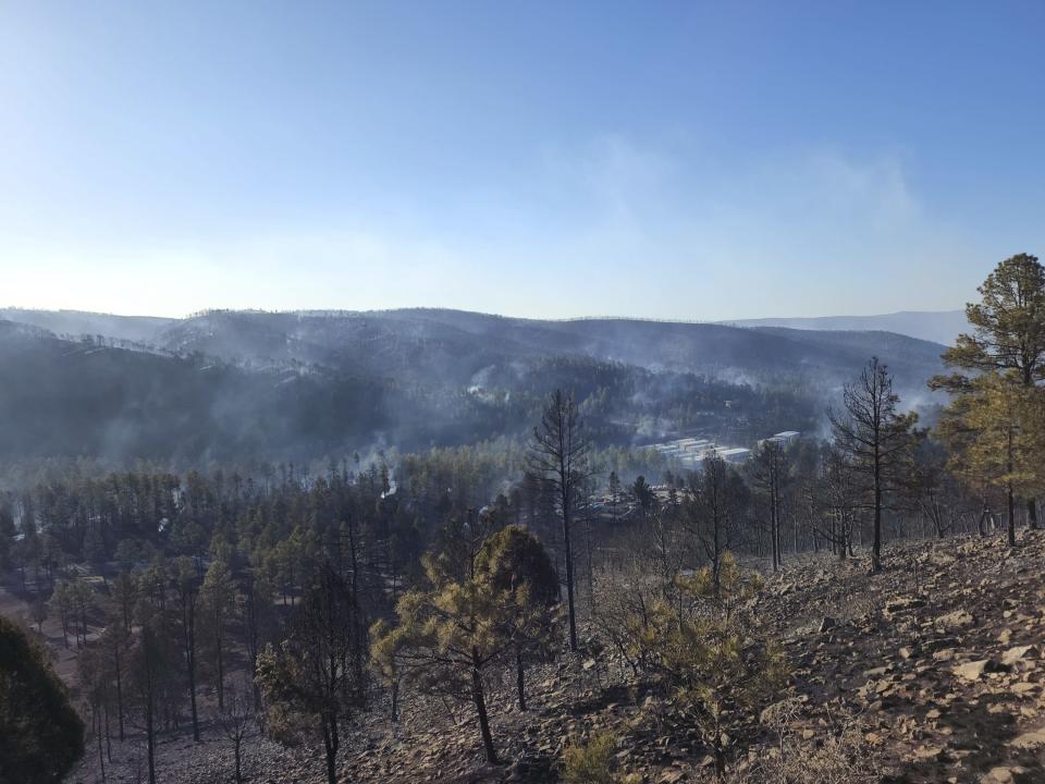 El humo cubre una colina en Village de Ruidoso, Nuevo México, debido a un incendio forestal, el miércoles 13 de abril de 2022. (Alexander Meditz vía AP)