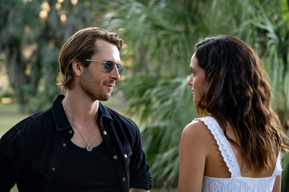 hit man l r glen powell as gary johnson and adria arjona as madison in hit man cr brian roedelnetflix