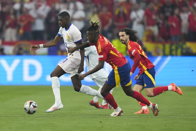 Dembélé lleva la pelota, perseguido por Nico Williams y Marc Cucurella, durante la reciente semifinal de la Eurocopa que Francia perdió contra España.